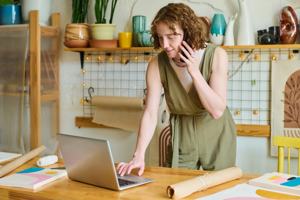 Mujer que acaba de abrir su startup trabajando desde casa